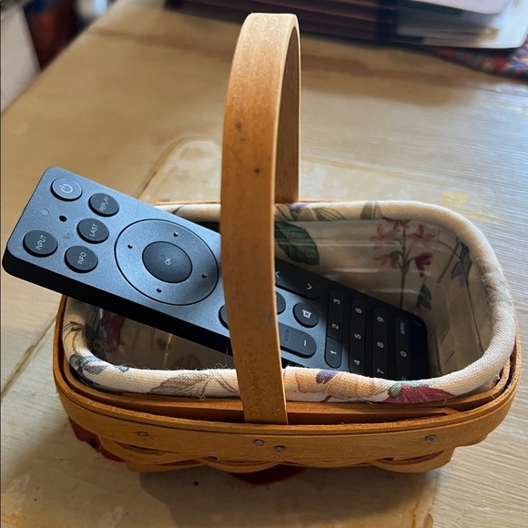 Longaberger ‘99 Hostess Basket w/Liner, plastic protector and stationary handle - Picture 2 of 9